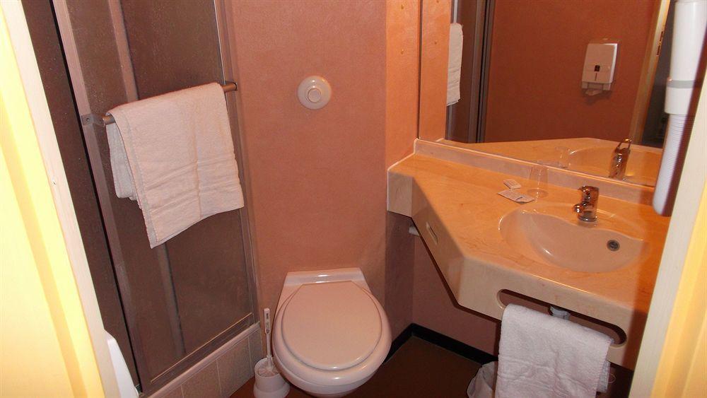Brit Hotel Essentiel Moulins 아베르메스 외부 사진